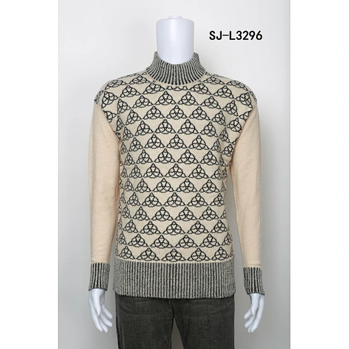 MAN KNITTING PULLOVER