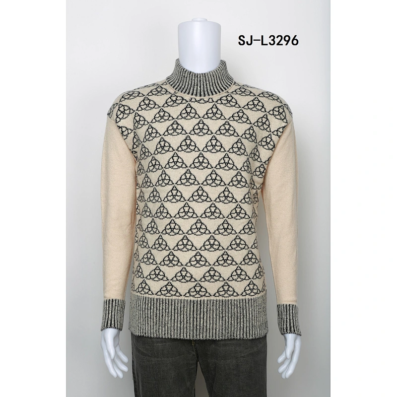 MAN KNITTING PULLOVER