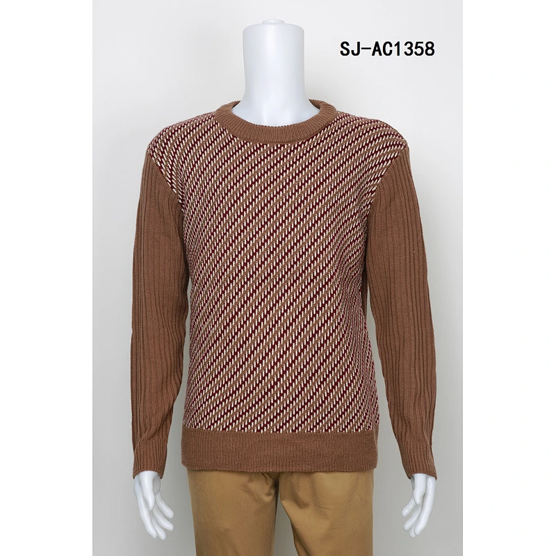 MAN KNITTING PULLOVER