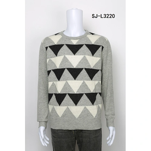 MAN KNITTING PULLOVER