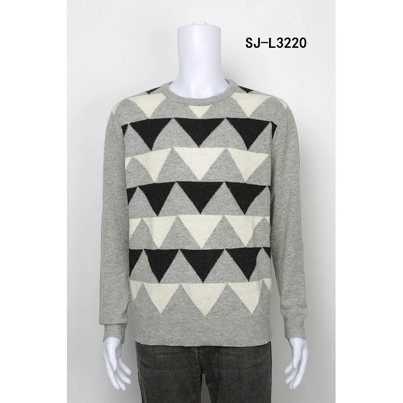 MAN KNITTING PULLOVER