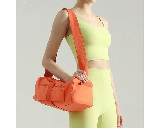 Our small gym bag for women combines convenient features. Perfect for carrying your workout essentials, our bag is made with high-quality materials for durability and longevity. Elevate your gym routine with the convenience and elegance.