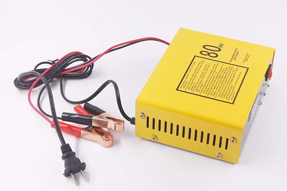 Chargeur d'entretien automatique pour batterie déficiente et batterie basse tension