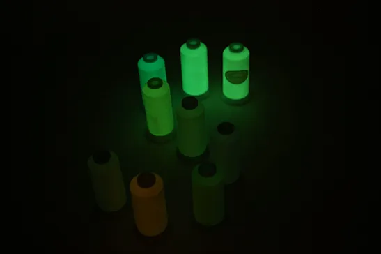|深色线中的发光